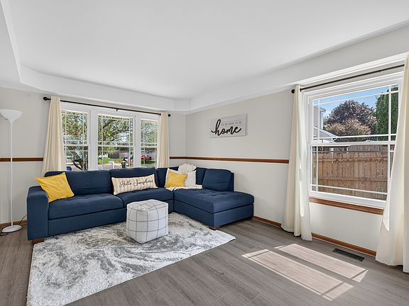 3rd image of 8 Arthur Ct