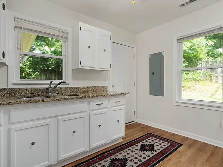 711 Barton Ave — Photo 13