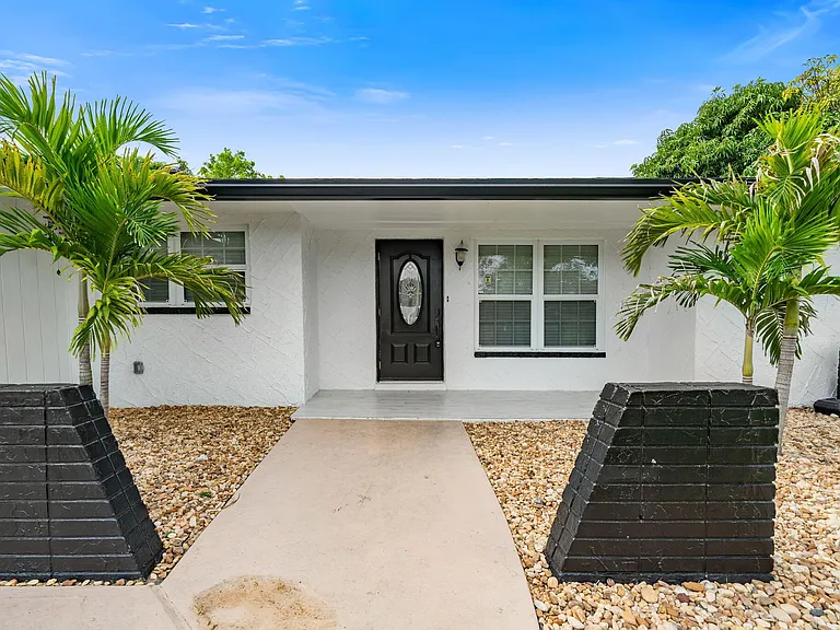 908 Hibiscus Dr — Photo 4