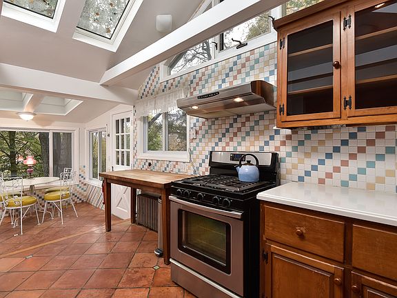 5th image of 522 Stoneleigh Ave