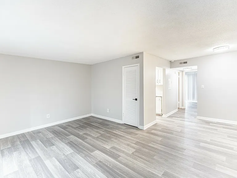 Raintree Village Apartments — Photo 5