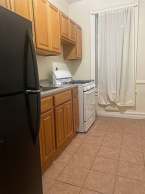 1st image of 740 E 88th St #22