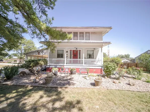 923 Penick Ave, Chariton, IA 50049