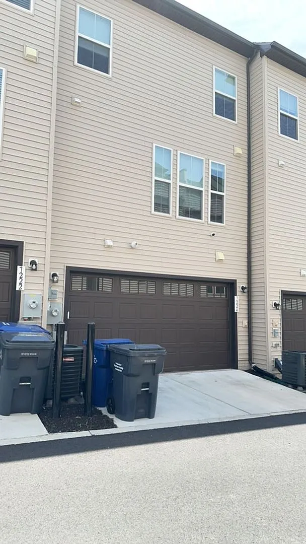 Beautiful contemporary TH in desirable North Hill — Photo 3