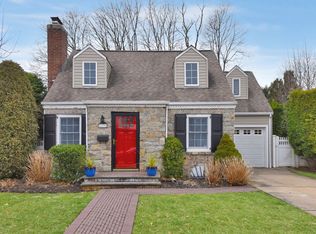 619 Foch Blvd, Williston Park, NY 11596