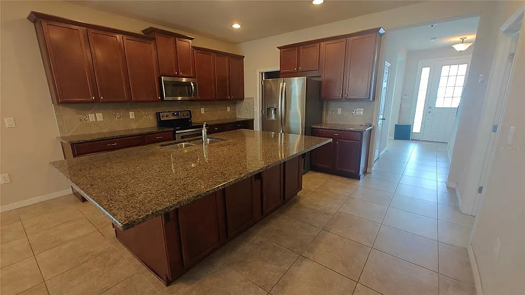 4 bed, 4.0 bath, 2811 sqft, $3,299 — Photo 2