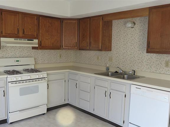2nd image of 282 Aaron Ct APT B
