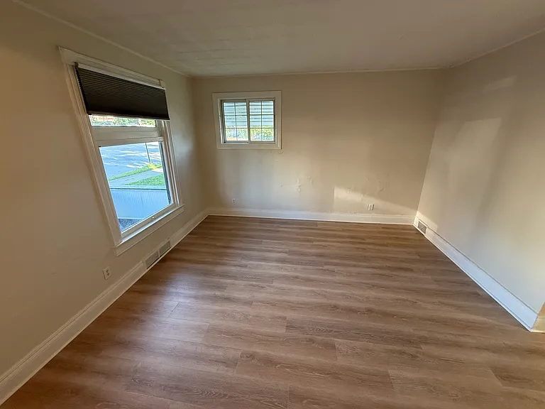 1005 Victoria Ave — Photo 3