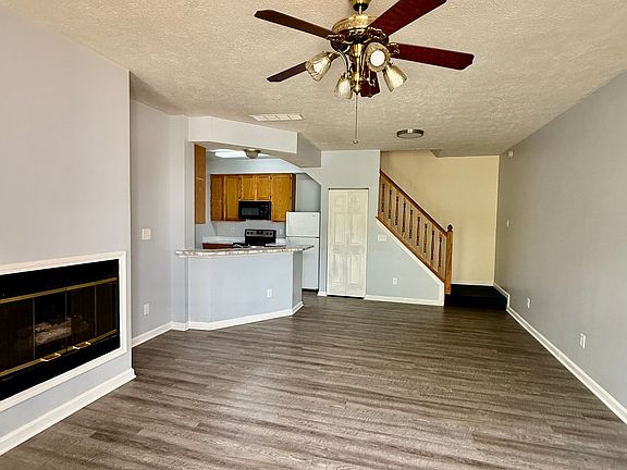 3rd image of 916 Prestwick Dr APT C