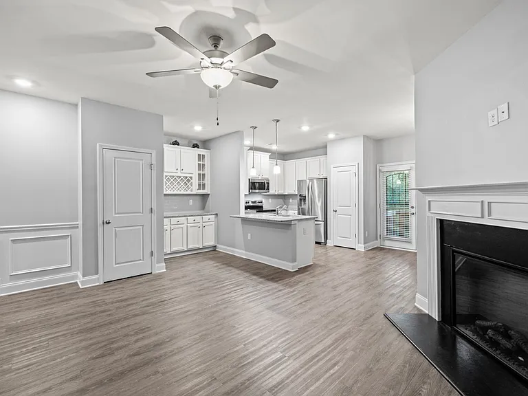 2570 Castellan Dr — Photo 12