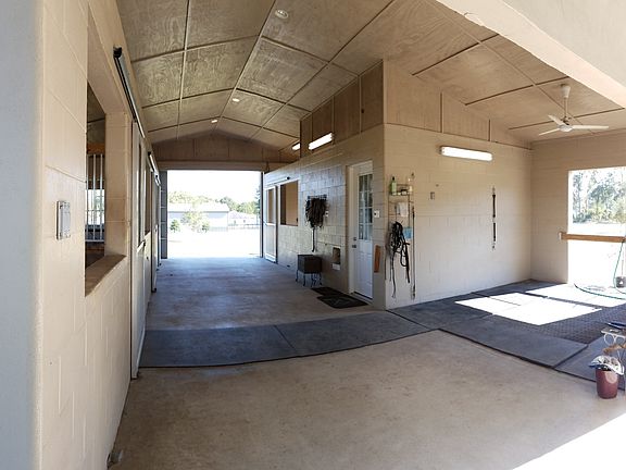 Barn w. indoor groom/wash
