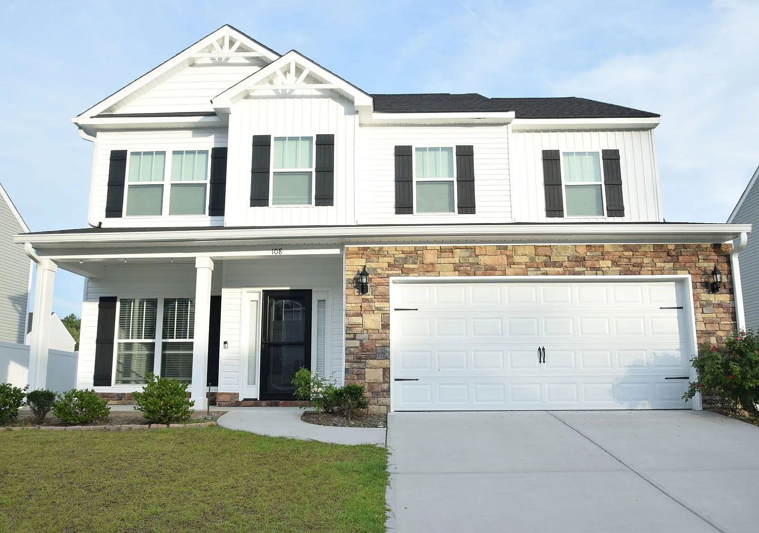 Spacious 4 bed, 2.5 bath Home with Neighborhood Amenities! — Photo 1