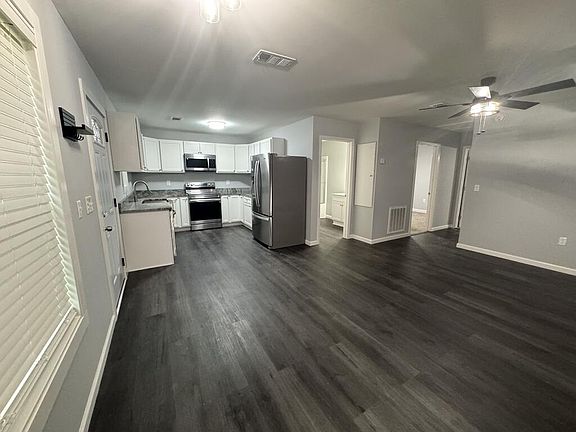 3rd image of 114 W Countiss St
