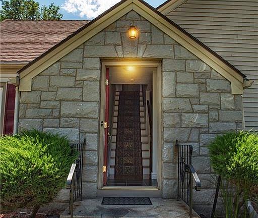 3rd image of 9 Mills Dr