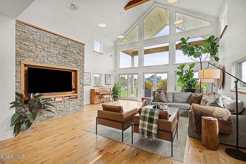 3rd image of 488 Charlton Road