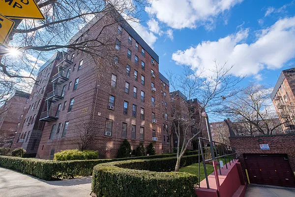 Sold by Venezia Realty Group LLC | media 1