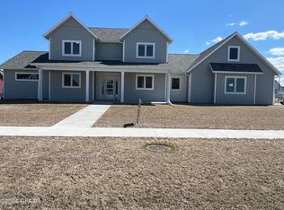 1800 Kings View Dr, Grand Forks, ND 58201