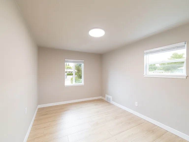 910 E Main St — Photo 10