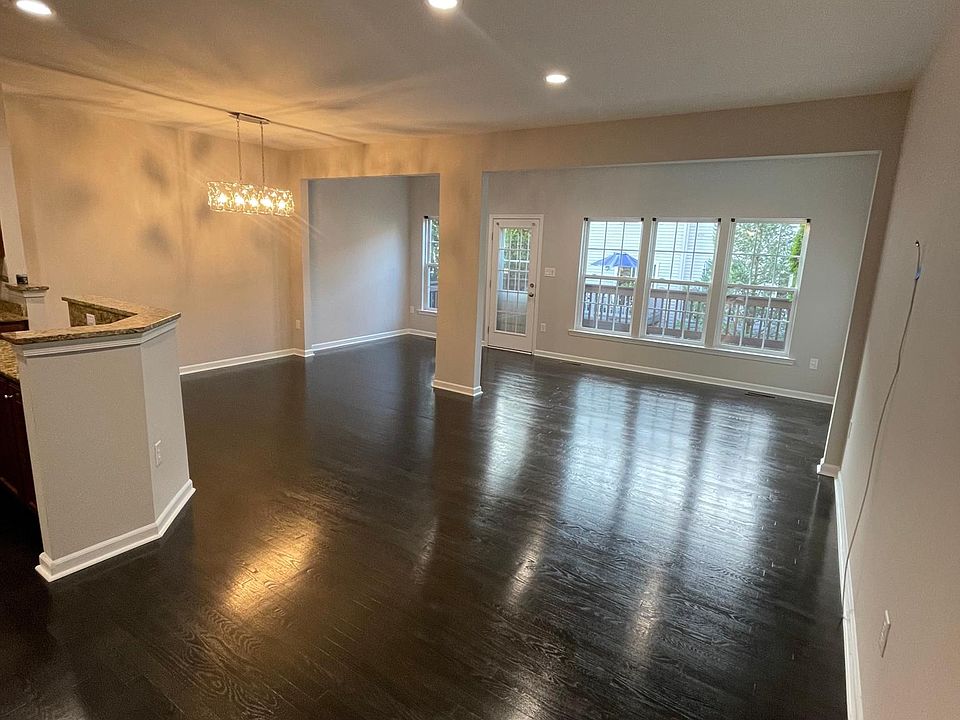 1st image of 135 Knollwood Dr