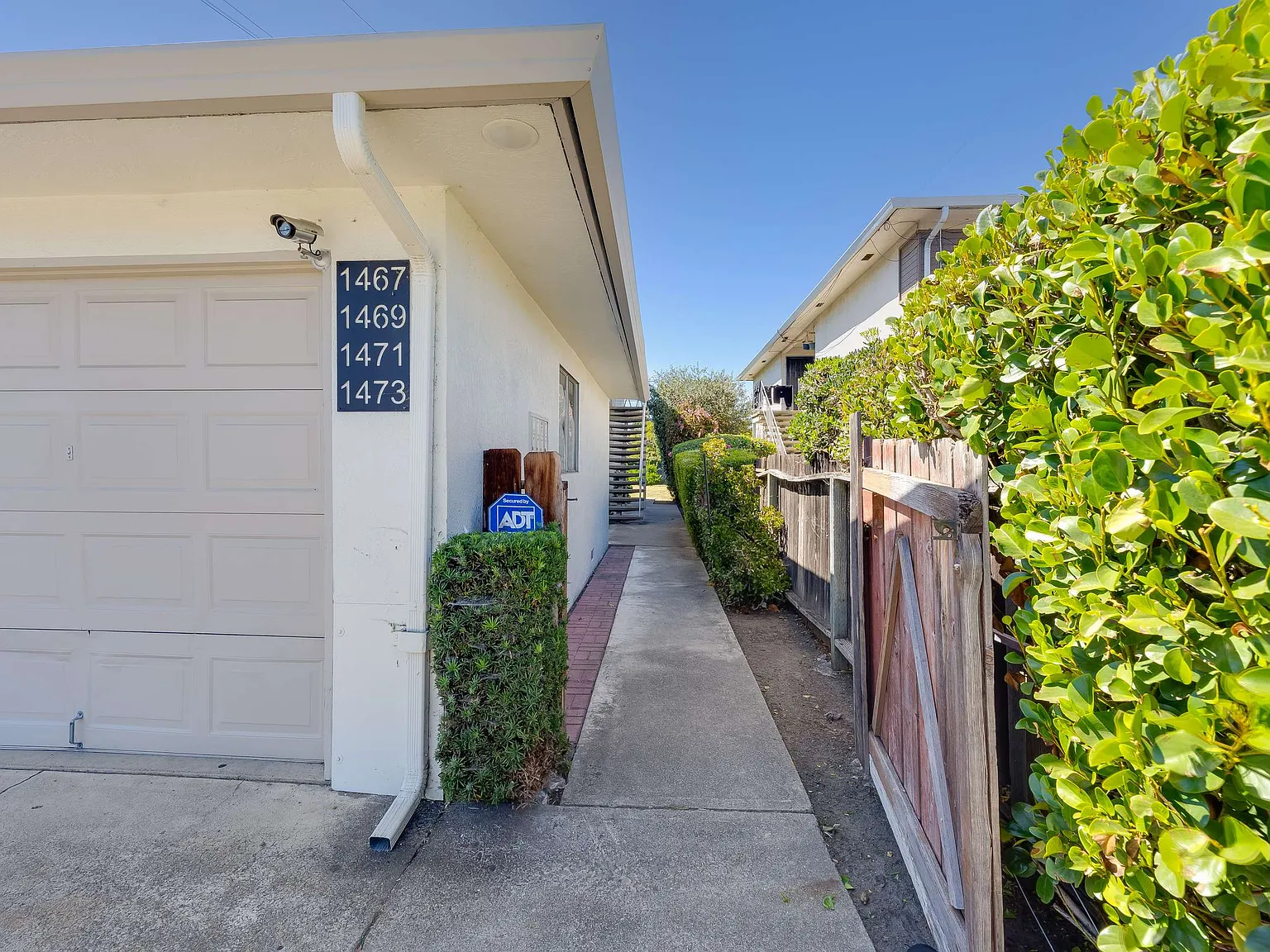 2 bed, 877 sqft, $2,600 — Photo 2