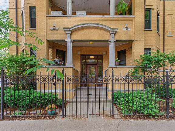 2nd image of 601 W Fullerton Pkwy #1