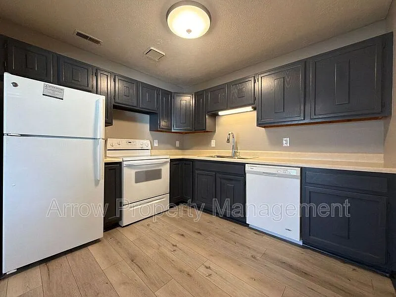 3 bed, 2.0 bath, 1024 sqft, $1,265 — Photo 1