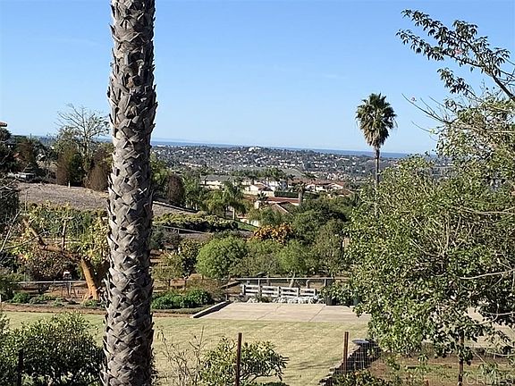 5th image of 2240 Vista Grande Dr