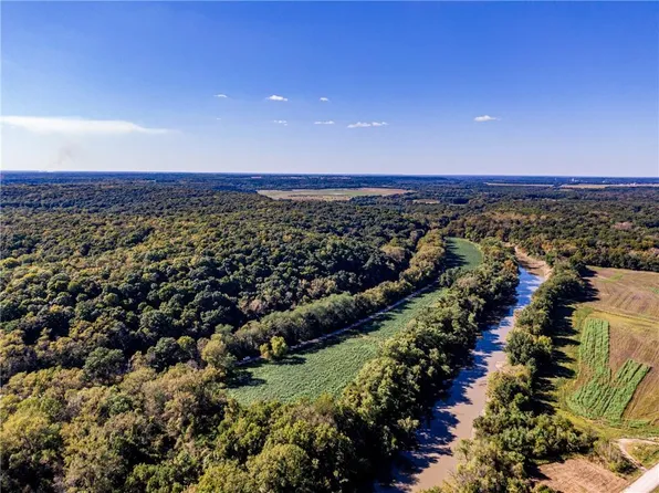 17375 Queens Rd, Pleasanton, KS 66075