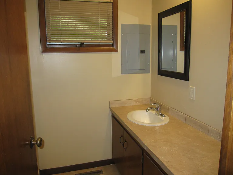 200 S College Dr — Photo 2