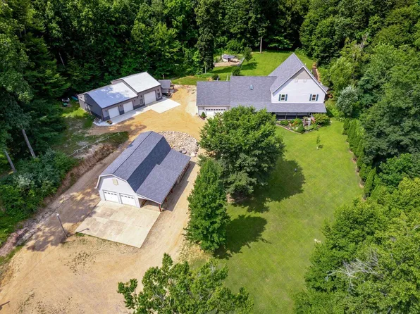 8632 Anchor Dr, Delton, MI 49046