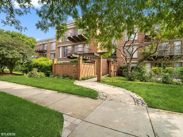 352 Kelburn Rd APT 222, Deerfield, IL 60015