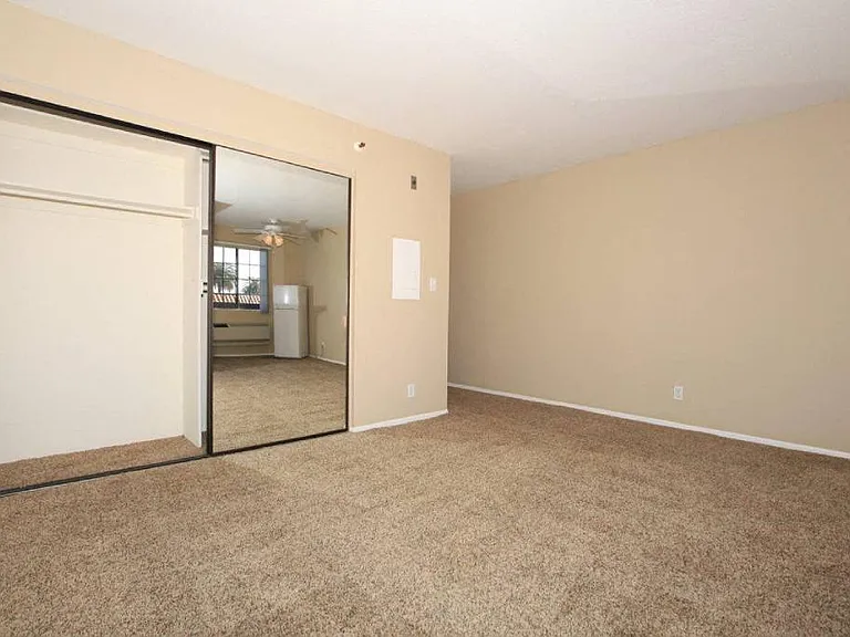 Savoy West Apartments — Photo 36