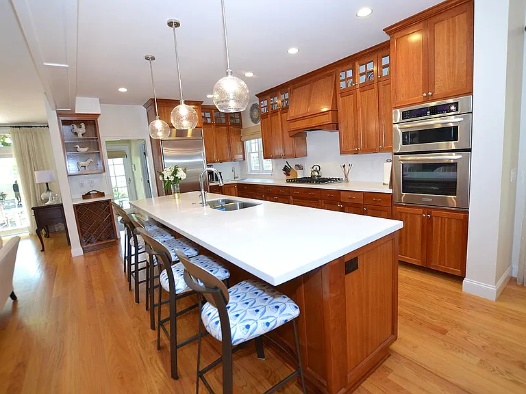 135 E Ave — Photo 3