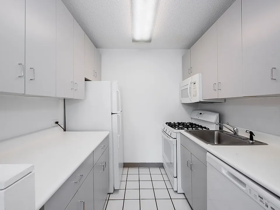 429 E 52nd St #30J