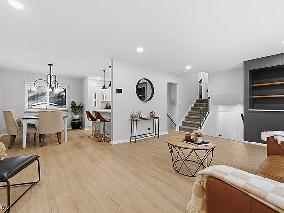 5th image of 25970 Cambridge Dr