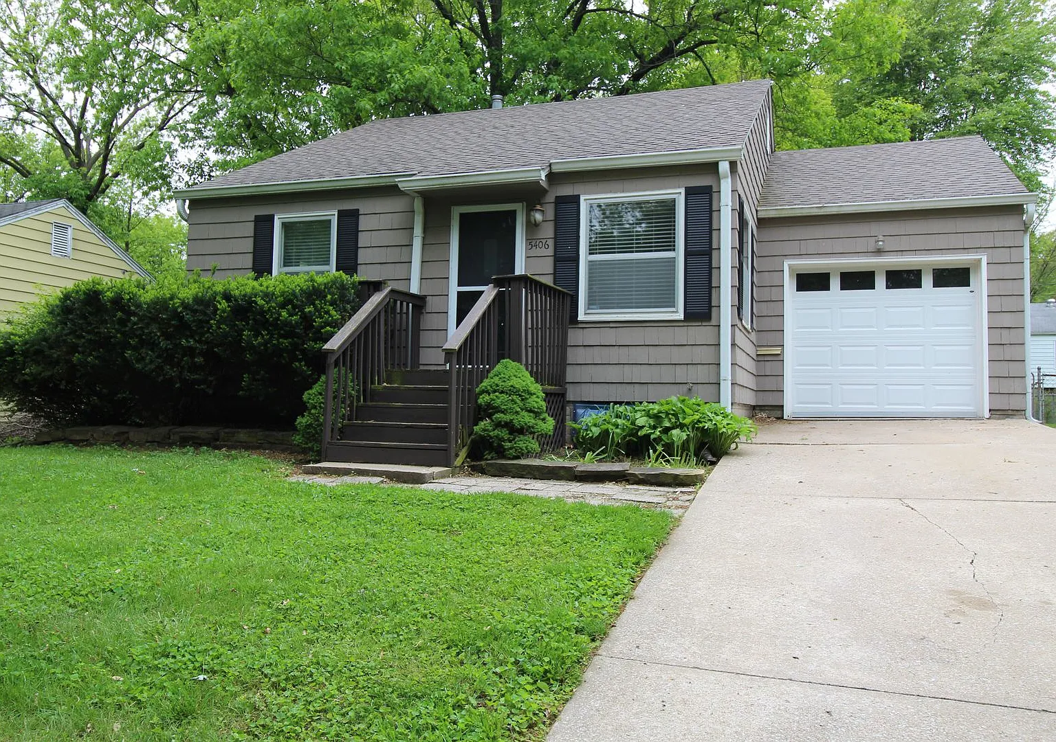 September FREE On This 2 Bedroom 1 Bath Home In Roeland Park — Photo 1