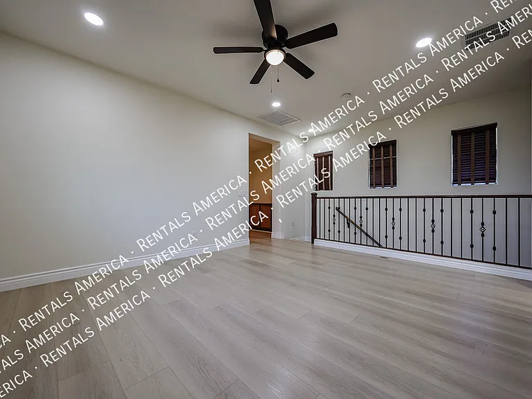 1081 N Mason Dr — Photo 6