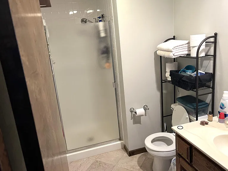 Bathroom 4 (3/4)