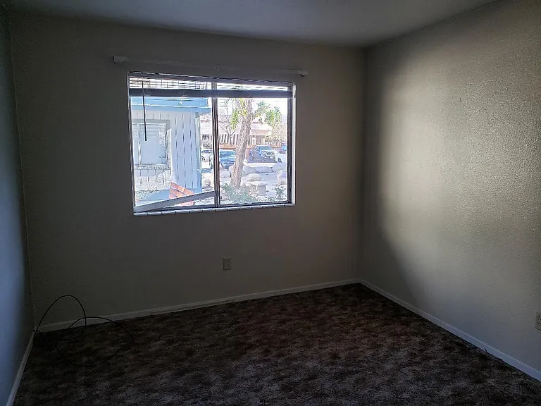 1231 E 7th St #B — Photo 5