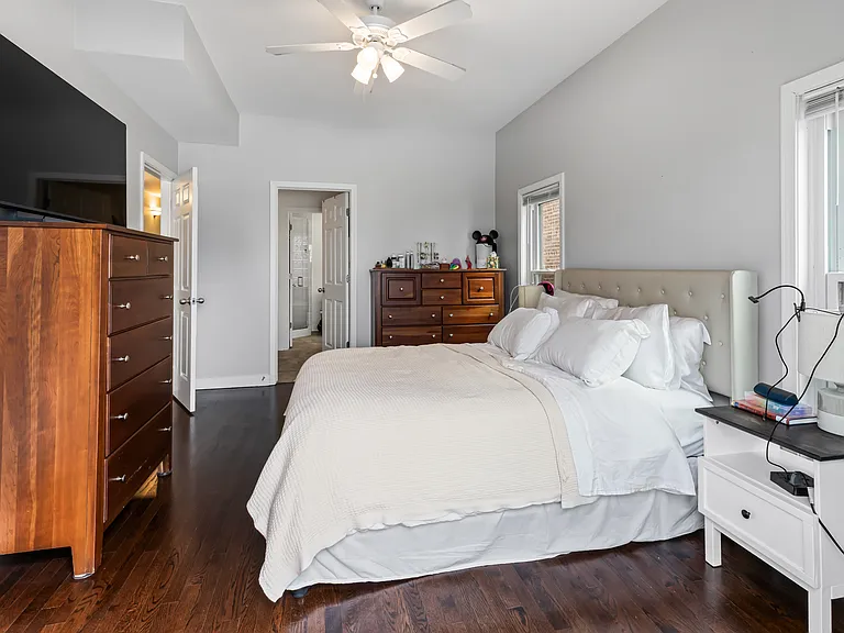 811 W Superior St #4 — Photo 14