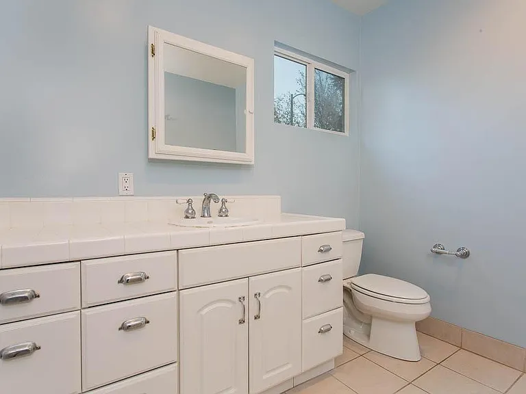 2654 Granville Ave — Photo 14