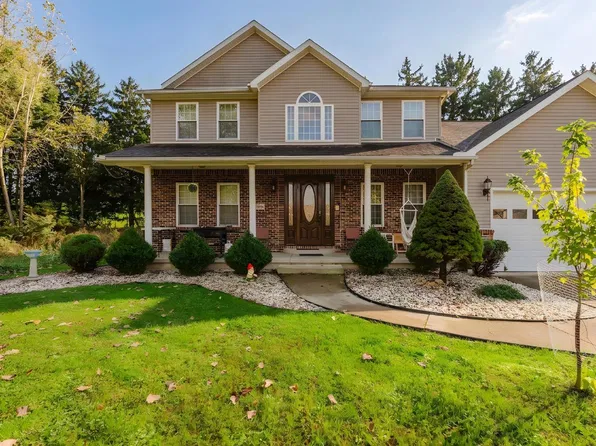 1481 Autumnwoods Dr, Fremont, OH 43420