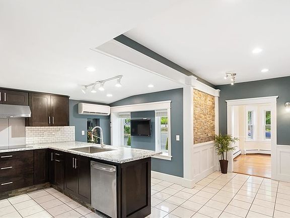 5th image of 708 Fruit Hill Ave