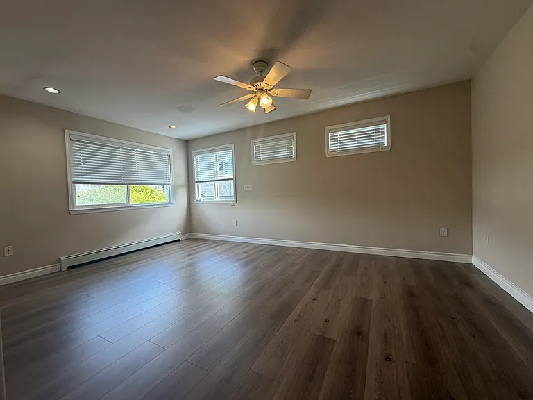 9228 Pinewell Cres — Photo 7