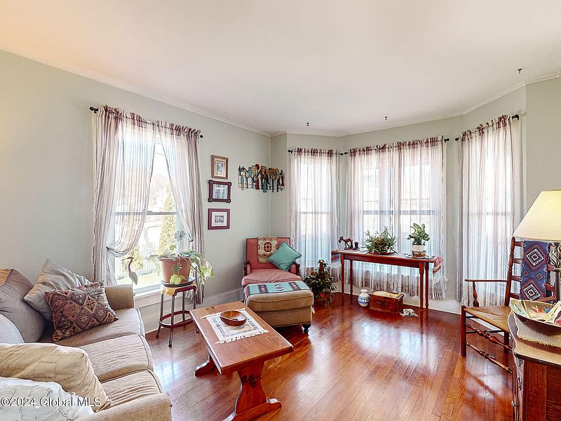 4th image of 113 Rose Street
