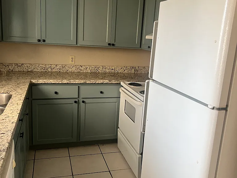820 E Hillside Rd — Photo 3