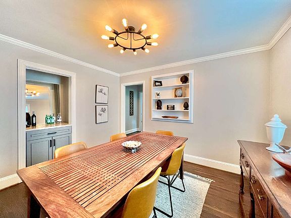 4th image of 2637 Chesterfield Ave