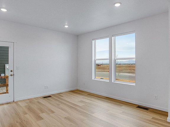 3rd image of 386 Tailholt Ave