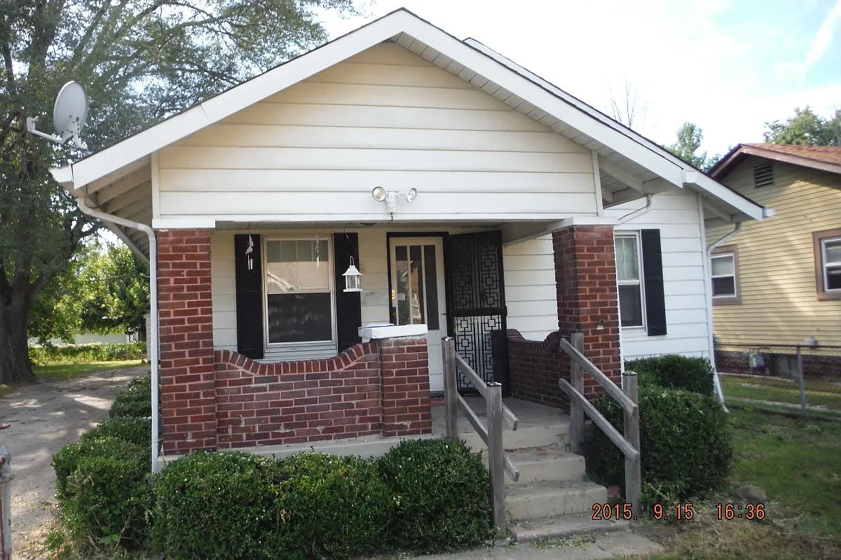 728 Manhattan Ave photo 1