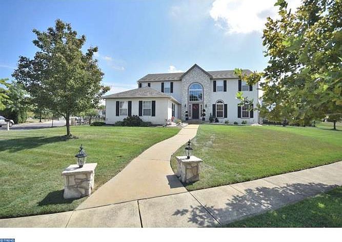 1st image of 8 Columbia Dr